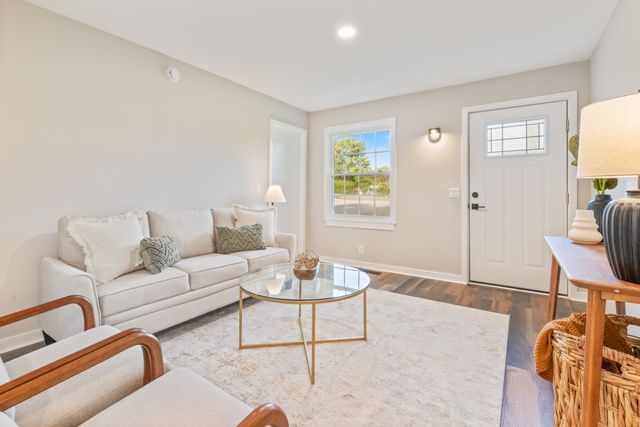 100 Short St, Dickson, TN 37055