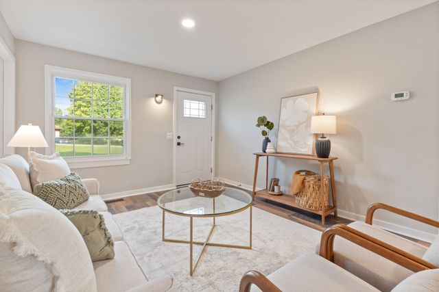 100 Short St, Dickson, TN 37055