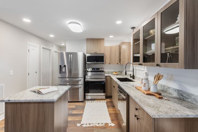 100 Short St, Dickson, TN 37055