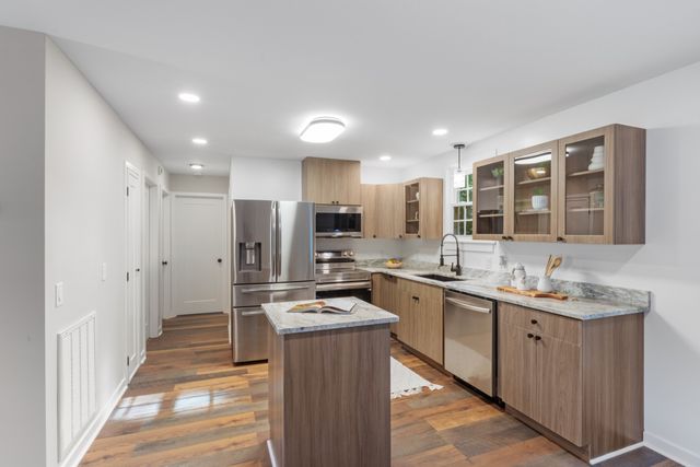 100 Short St, Dickson, TN 37055