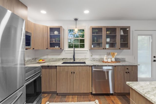 100 Short St, Dickson, TN 37055