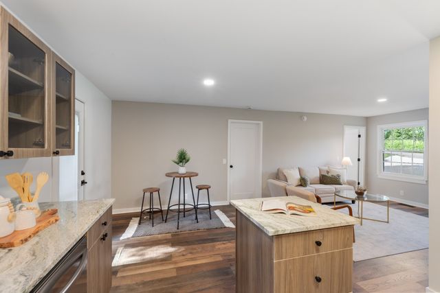 100 Short St, Dickson, TN 37055