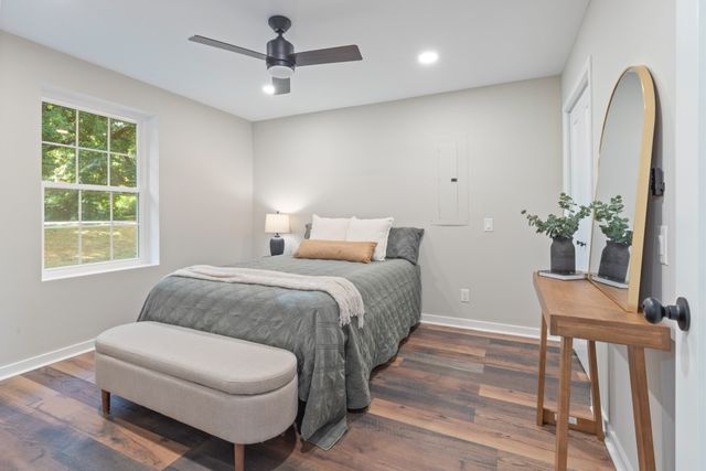 100 Short St, Dickson, TN 37055