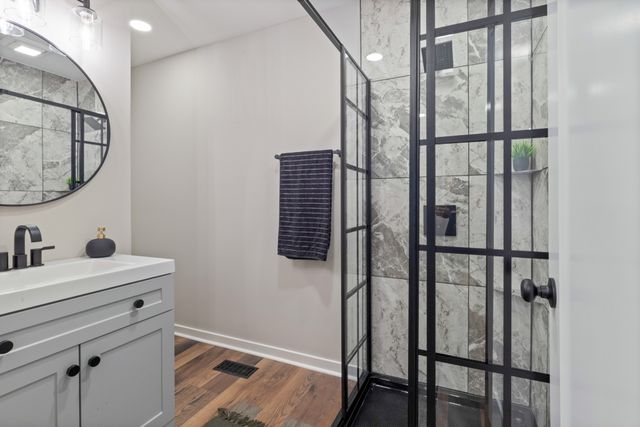 100 Short St, Dickson, TN 37055