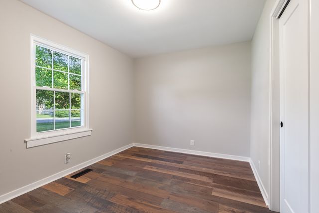 100 Short St, Dickson, TN 37055