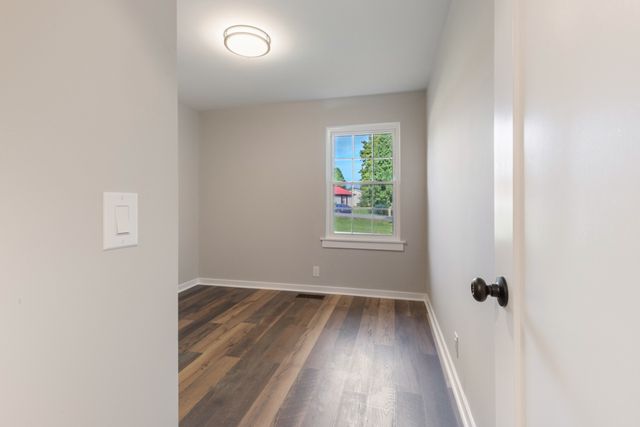 100 Short St, Dickson, TN 37055