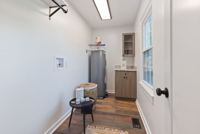 100 Short St, Dickson, TN 37055