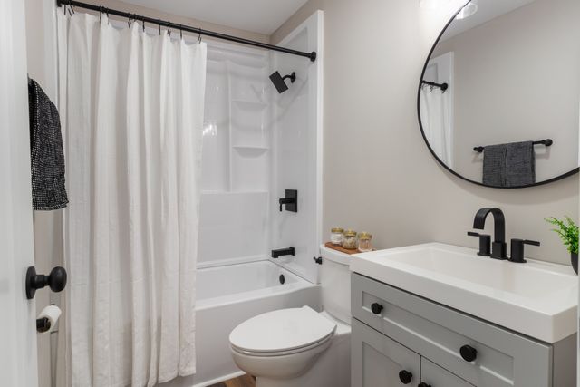 100 Short St, Dickson, TN 37055