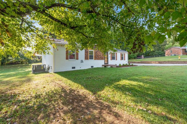 100 Short St, Dickson, TN 37055
