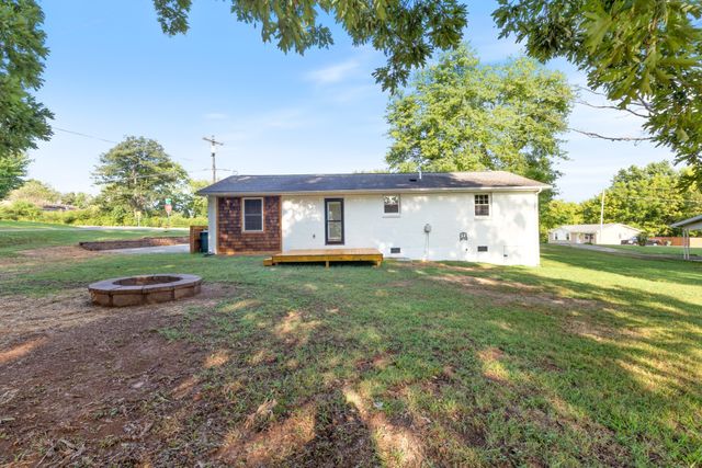 100 Short St, Dickson, TN 37055