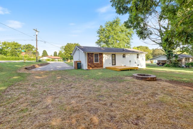100 Short St, Dickson, TN 37055