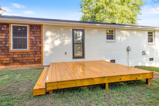 100 Short St, Dickson, TN 37055