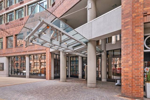 211 E Ohio Street 2004, Chicago, IL 60611