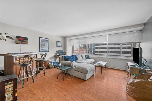 211 E Ohio Street 2004, Chicago, IL 60611
