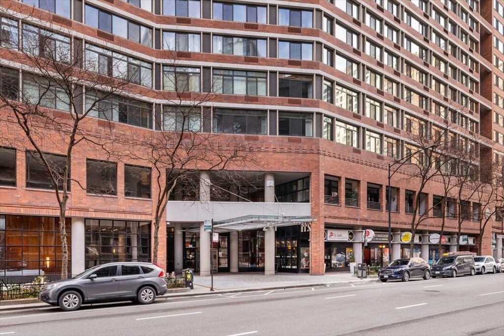 211 E Ohio Street 2004, Chicago, IL 60611