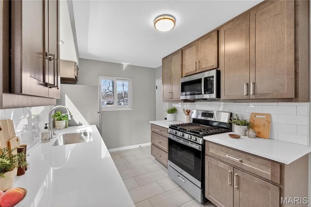 2121 Esther Avenue, St Louis, MO 63139