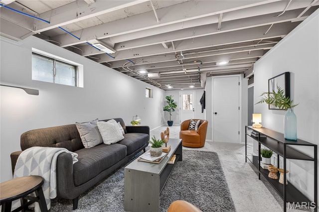 2121 Esther Avenue, St Louis, MO 63139