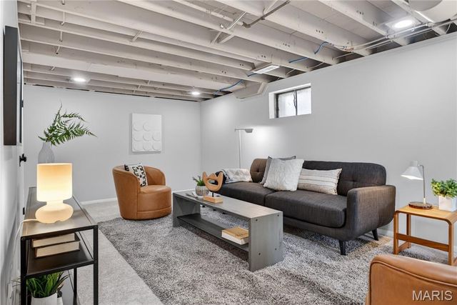 2121 Esther Avenue, St Louis, MO 63139