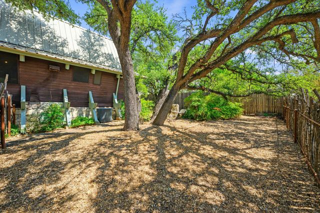 301 Yonder DR, Spicewood, TX 78669