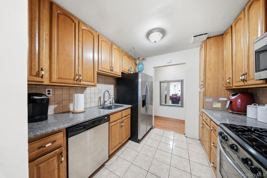 15 Park Avenue 204B, Spring Valley, NY 10977