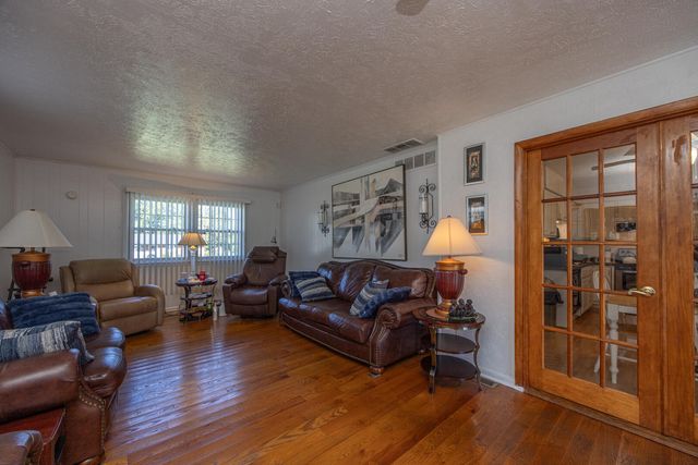 1210 Peacock Road, Paris, KY 40361