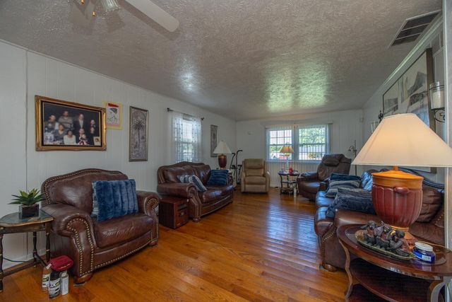 1210 Peacock Road, Paris, KY 40361