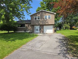 17 Hummingbird Path, Clay, NY 13090