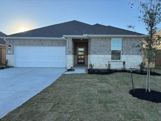 118 Water Grass Trail, Clute, TX 77531