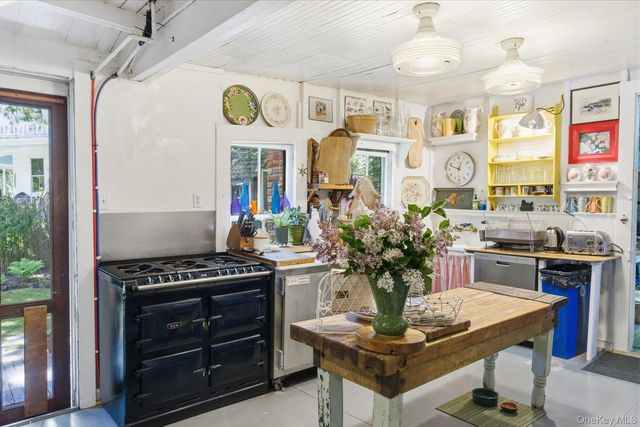 5 Spring Garden Avenue, Shelter Island Heights, NY 11965