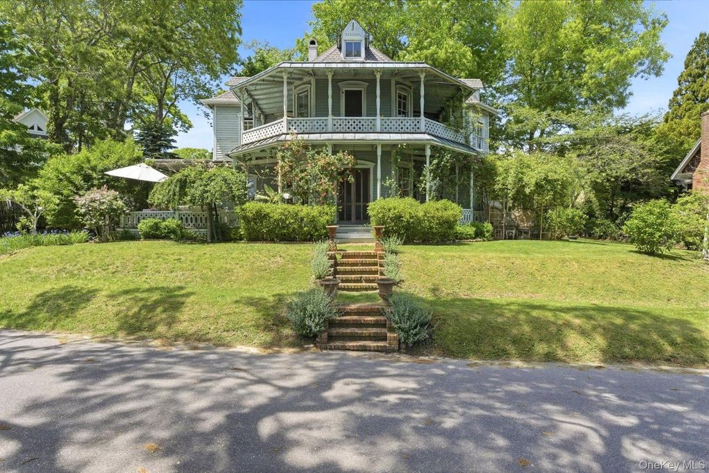 5 Spring Garden Avenue, Shelter Island Heights, NY 11965