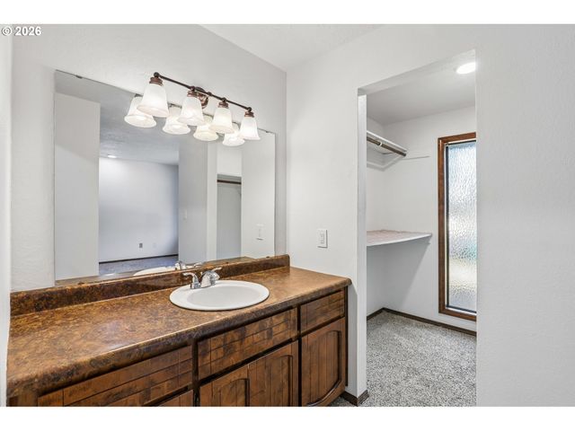 1701 Se 135TH Ave, Portland, OR 97233