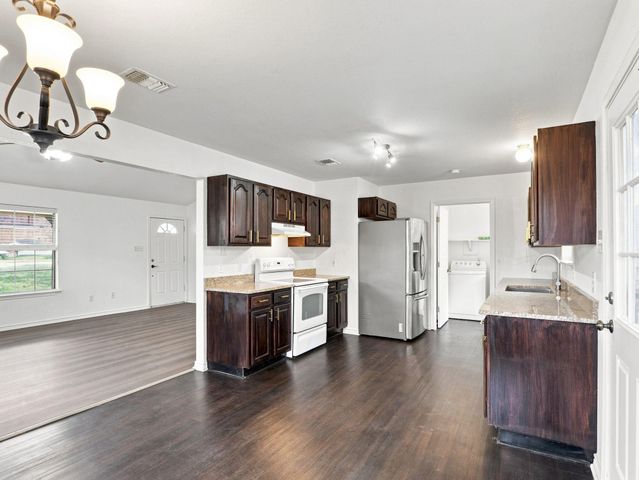 1303 Lovers LN, Bastrop, TX 78602