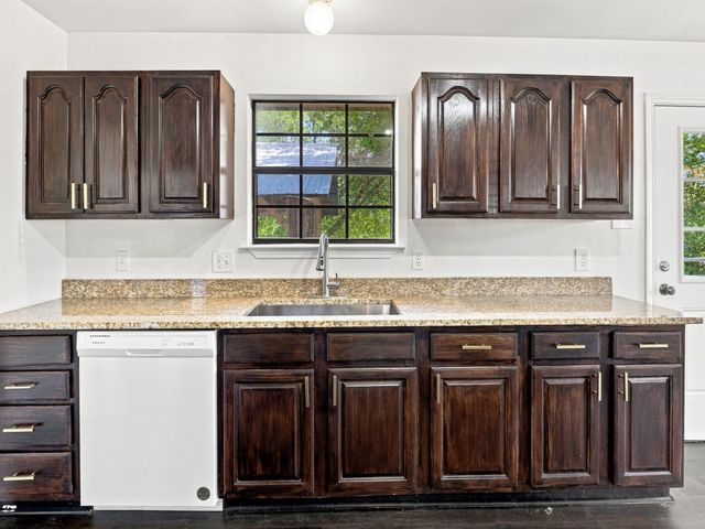 1303 Lovers LN, Bastrop, TX 78602