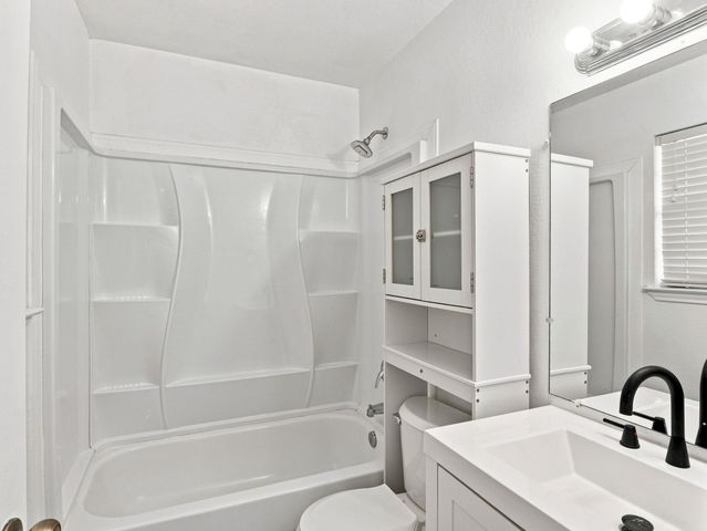 1303 Lovers LN, Bastrop, TX 78602