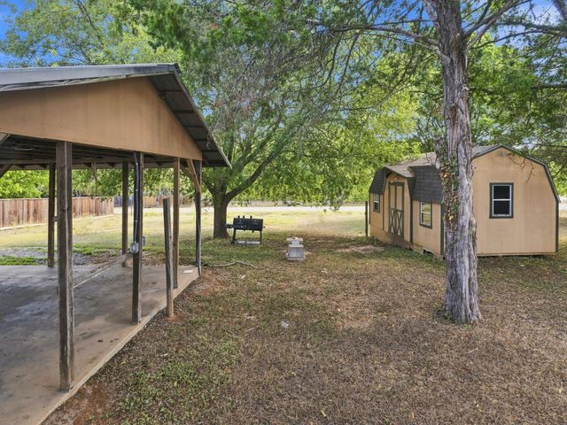 1303 Lovers LN, Bastrop, TX 78602