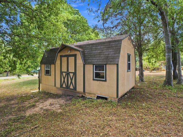 1303 Lovers LN, Bastrop, TX 78602