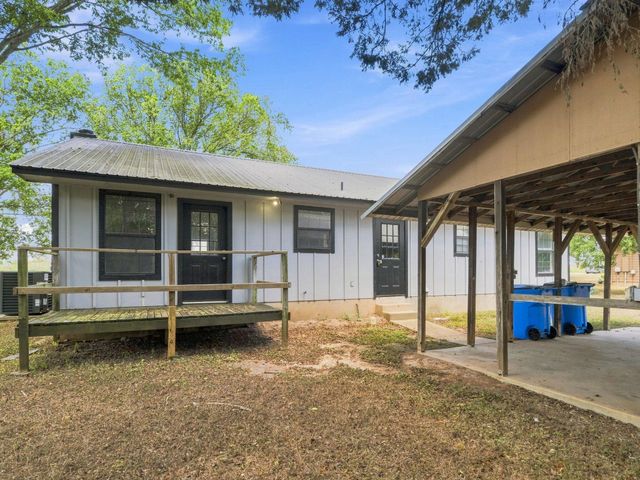 1303 Lovers LN, Bastrop, TX 78602