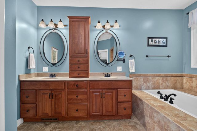2199 E Lomar Street, Eldridge, IA 52748