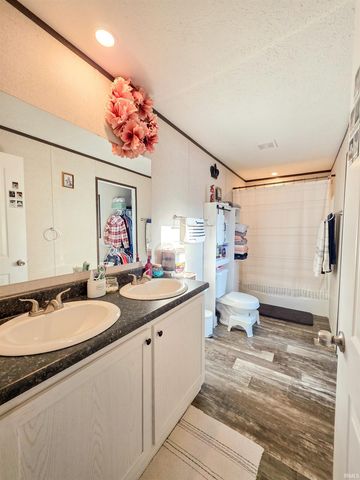 969 SE A Street, Linton, IN 47441