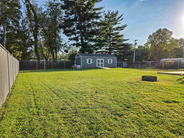 969 SE A Street, Linton, IN 47441