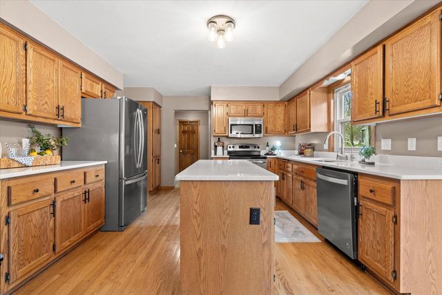 3304 River Valley ROAD, Waukesha, WI 53189