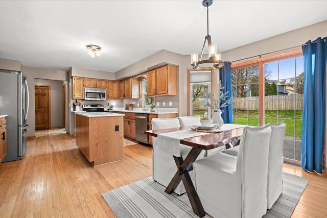 3304 River Valley ROAD, Waukesha, WI 53189