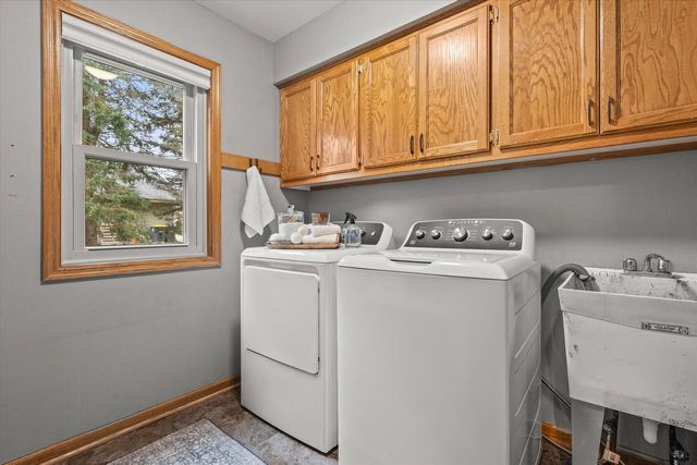 3304 River Valley ROAD, Waukesha, WI 53189