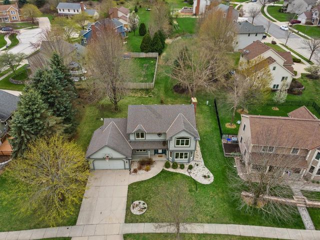 3304 River Valley ROAD, Waukesha, WI 53189