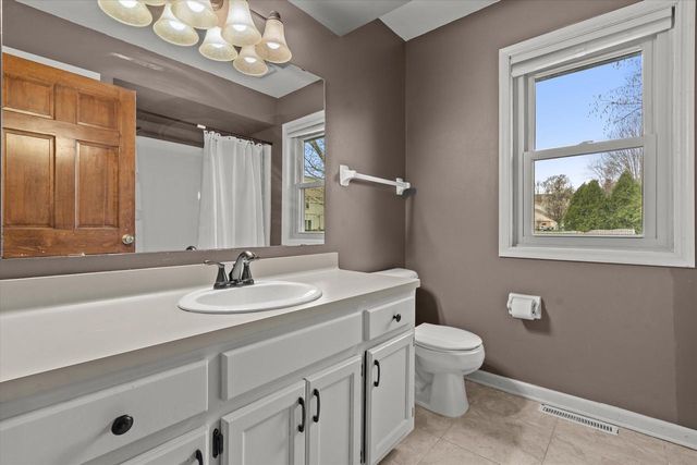 3304 River Valley ROAD, Waukesha, WI 53189