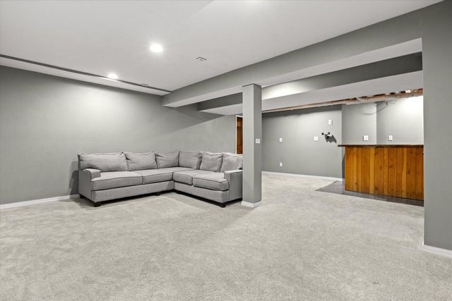3304 River Valley ROAD, Waukesha, WI 53189