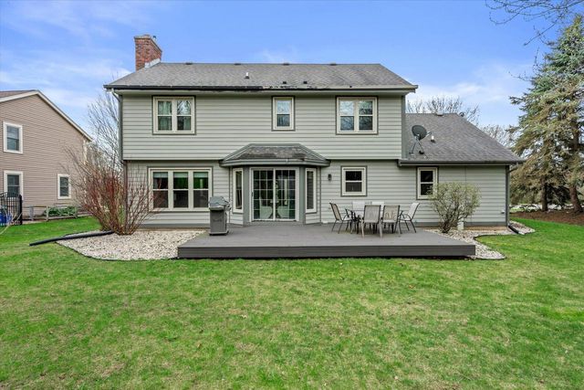 3304 River Valley ROAD, Waukesha, WI 53189