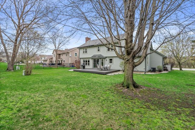 3304 River Valley ROAD, Waukesha, WI 53189