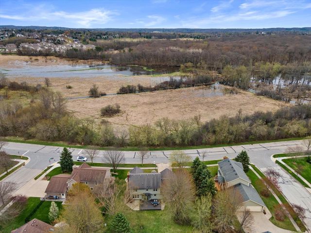 3304 River Valley ROAD, Waukesha, WI 53189