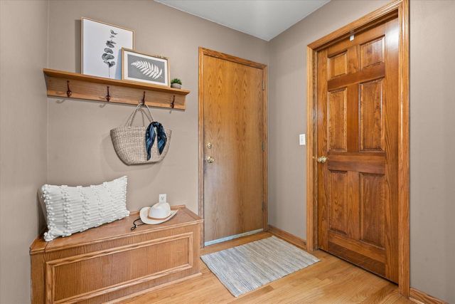 3304 River Valley ROAD, Waukesha, WI 53189